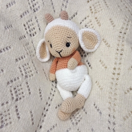 #amigurumay2026day21 (avec un jour de retard....)
Pelote mon petit agneau
Avec ses deux adorables cornes, son bidou tout rond, ses oreilles toutes douces et son regard plein de tendresse il est le parfait mélange des fils coton et chenille ღ
Après tout, pas besoin de choisir, les 2 s'accordent tellement bien !
➾ Fils Ricorumi DK et Nilli
➾ Patron à retrouver sur les boutiques en français et en anglais.
#pensebonheur #crochetlamb #crochetsheep #amigurumilamb amigurumisheep