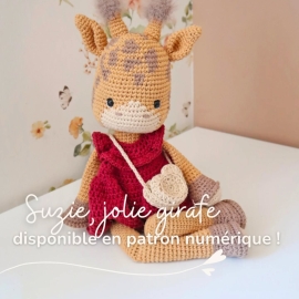 【 S u z i e 】
Avec son pelage couleur miel et ses petites oreilles curieuses, Suzie avance tout en douceur, comme portée par un souffle de tendresse. Habillée de sa salopette bouffante et son sac cœur, elle est une compagne idéale pour rêver, jouer et partager de jolis moments.
> Patron disponible en français et en anglais sur les boutiques.
#pensebonheur #crochet #instacrochet #amigurumianimal #crocheting
Crochetgiraffe amigurumigiraffe